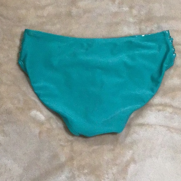 Bikini and cover-up skirt. - Picture 4 of 7